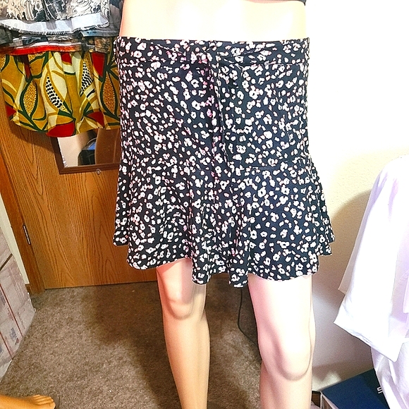 URBAN ROMANTICS SKORT WOMEN'S SIZE S GIRLY FEMININE FUN - Picture 1 of 4